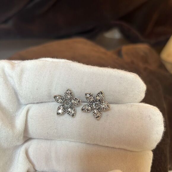 Pandora’s Stranger Things Demogorgon Stud Earrings in Sterling silver - Picture 8 of 10